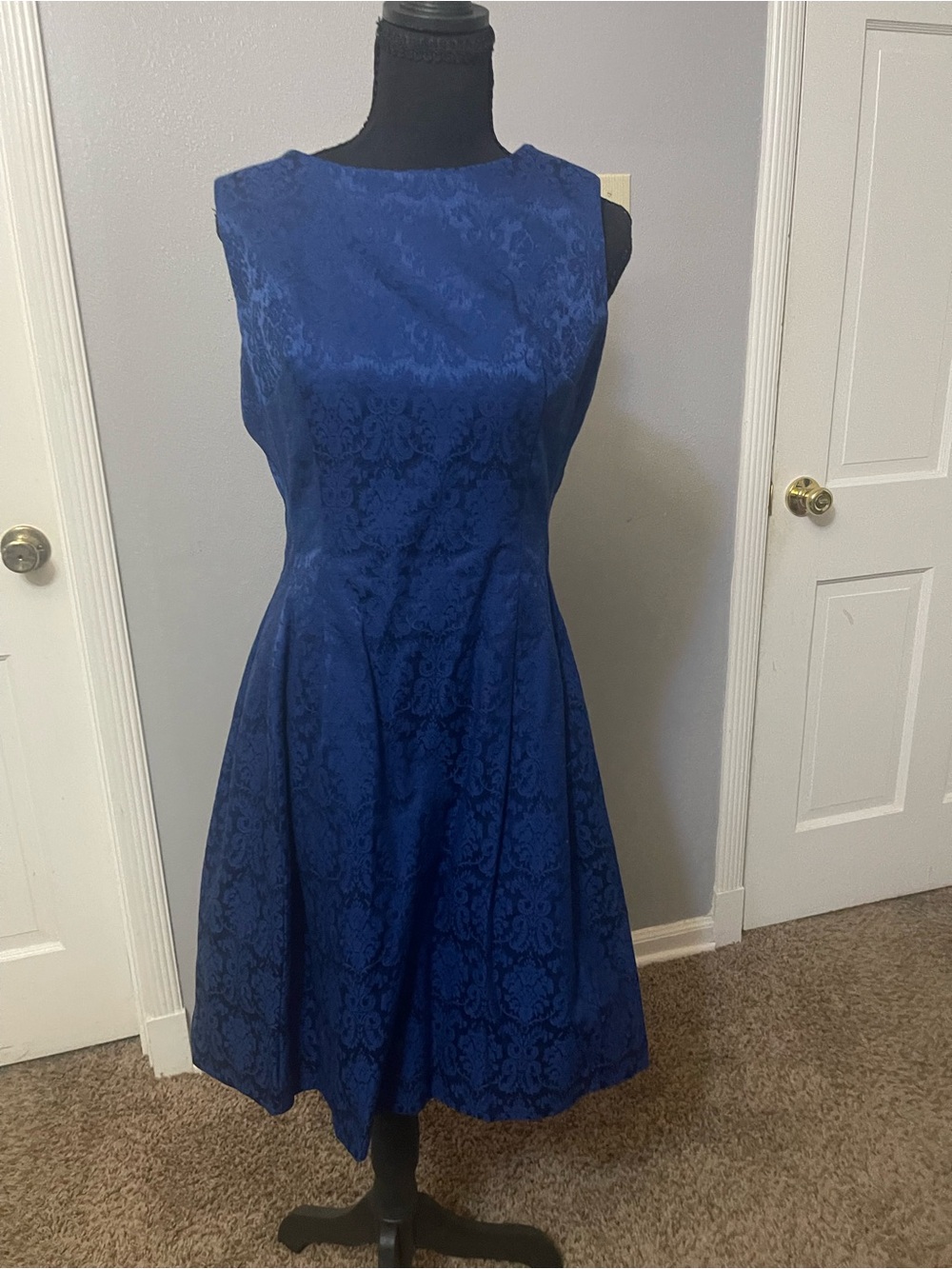 Royal blue sleeveless patterned sheath dress
